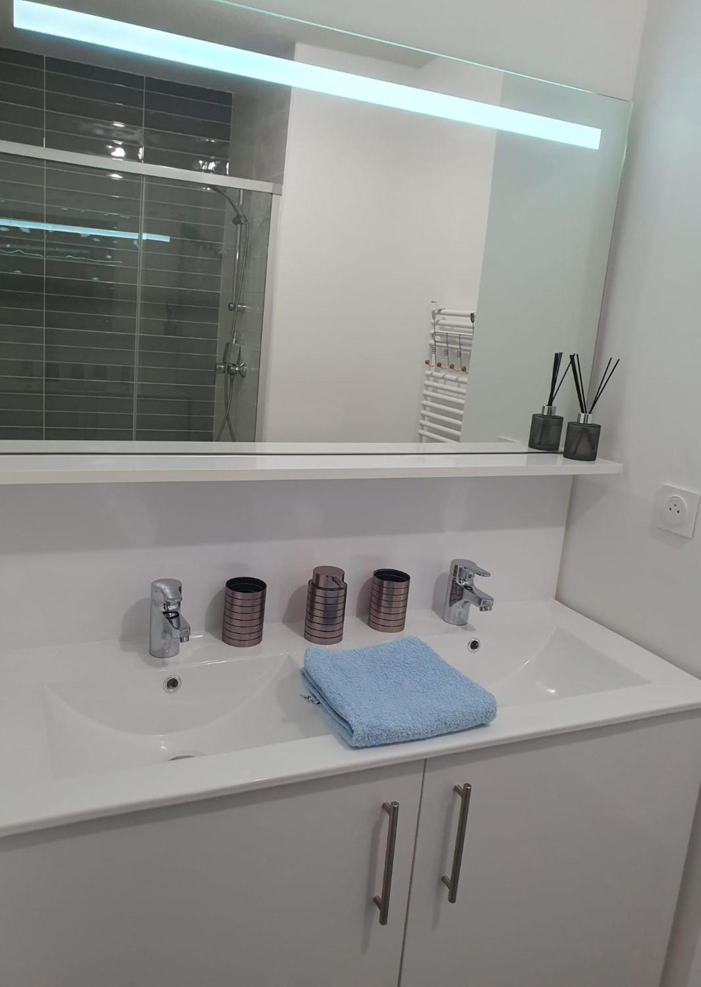 Appartement A Floirac Avec 2 Chambres, Un Parking Prive, Une Terrasse, A 5 Minutes En Voiture De L'Arkea Arena De Bordeaux Luaran gambar
