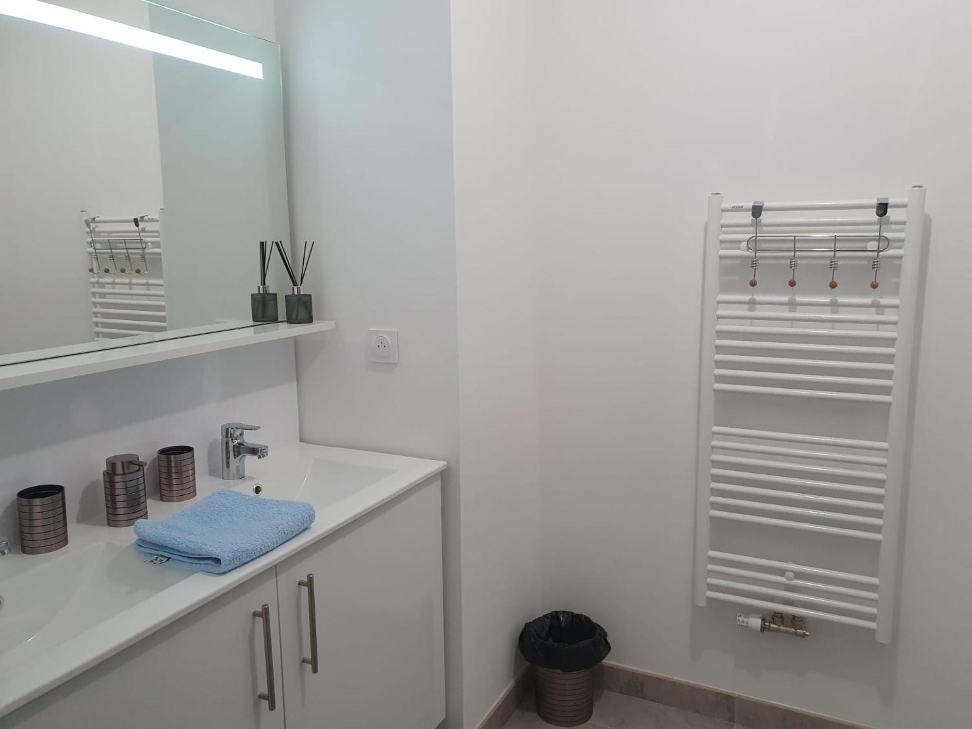 Appartement A Floirac Avec 2 Chambres, Un Parking Prive, Une Terrasse, A 5 Minutes En Voiture De L'Arkea Arena De Bordeaux Luaran gambar