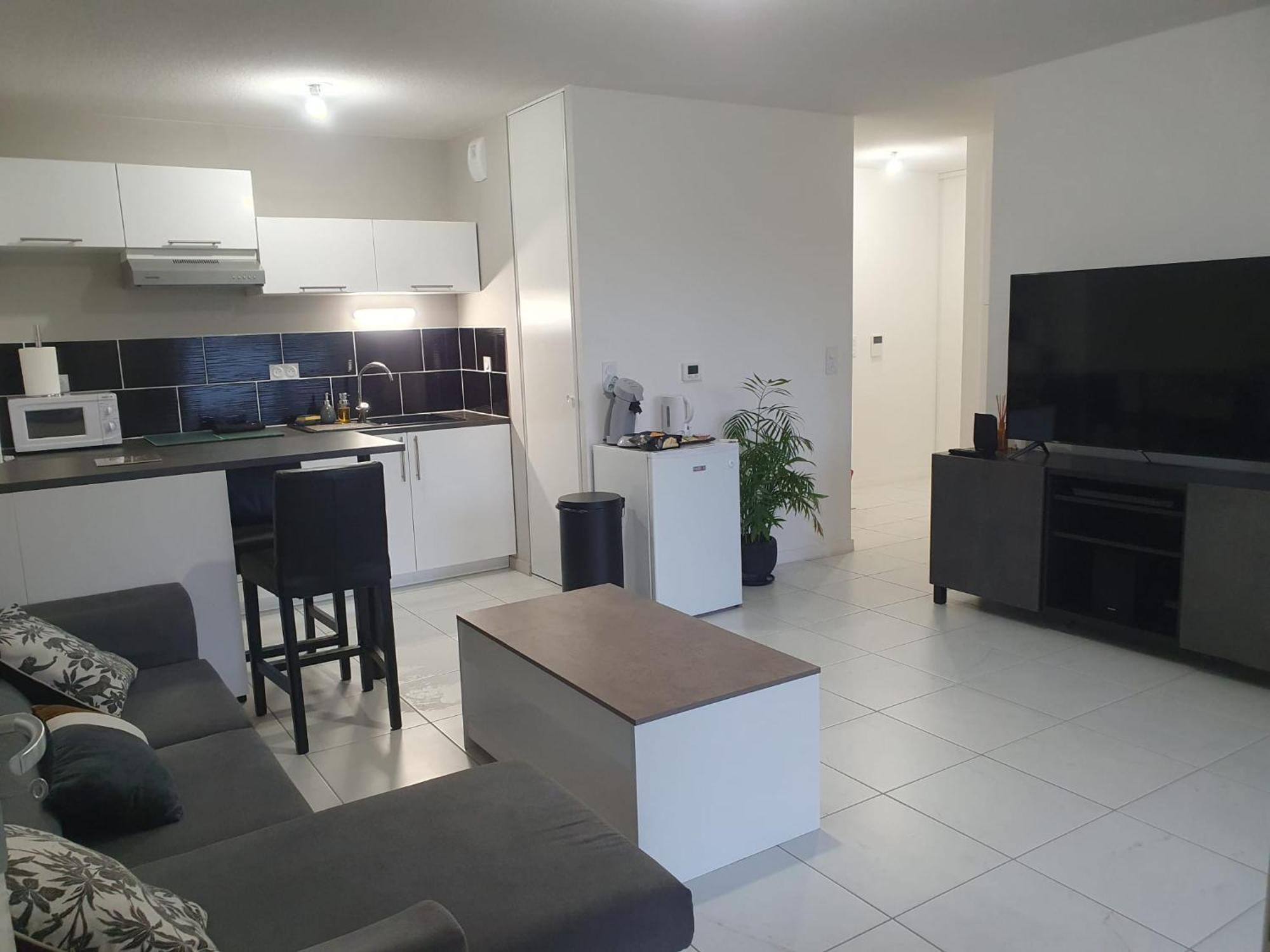 Appartement A Floirac Avec 2 Chambres, Un Parking Prive, Une Terrasse, A 5 Minutes En Voiture De L'Arkea Arena De Bordeaux Luaran gambar