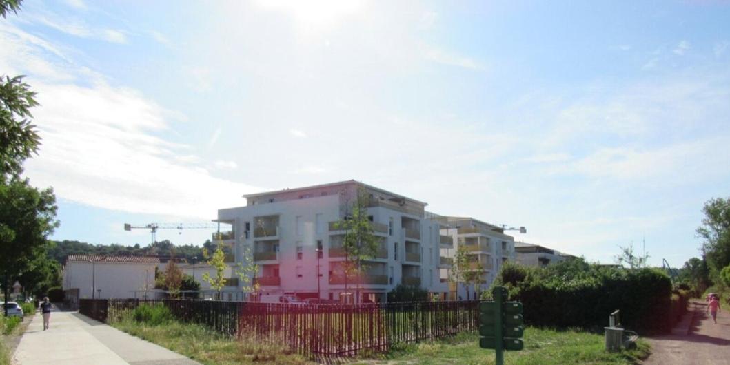 Appartement A Floirac Avec 2 Chambres, Un Parking Prive, Une Terrasse, A 5 Minutes En Voiture De L'Arkea Arena De Bordeaux Luaran gambar