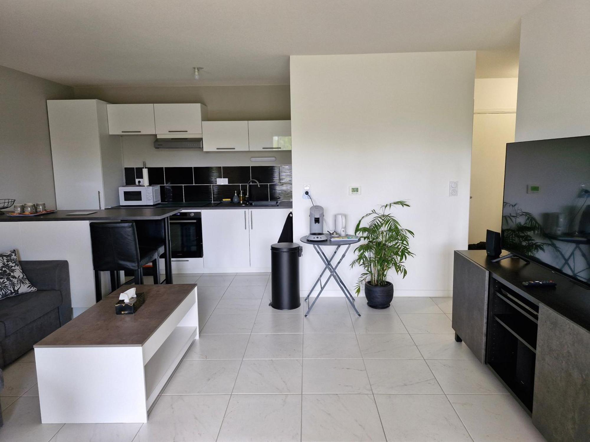 Appartement A Floirac Avec 2 Chambres, Un Parking Prive, Une Terrasse, A 5 Minutes En Voiture De L'Arkea Arena De Bordeaux Luaran gambar